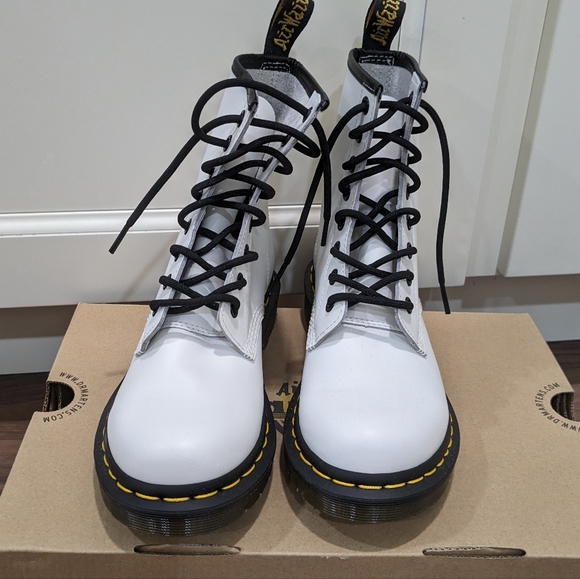 Dr. Martens 1460 white smooth leather 8 eye lace up boots new - Picture 4 of 9